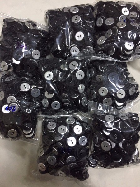 eyelet fabric-covered buttons (2 holes)

color: black