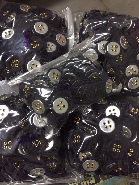 eyelet fabric-covered buttons (4 holes)
