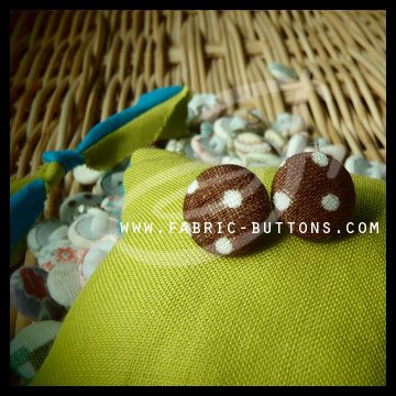 Fabric Button

Pattern: polka dot
Color: white/brown

Made to order with no minimum amount.