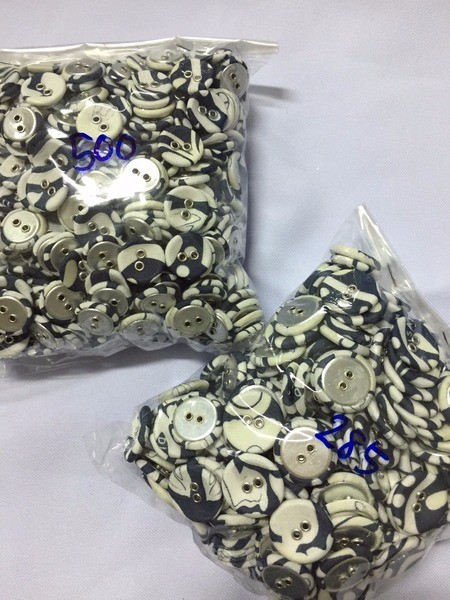 mixed sizes eyelet fabric-covered buttons (2 holes)
