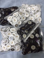 mixed sizes eyelet fabric-covered buttons (2 holes)

color: gold